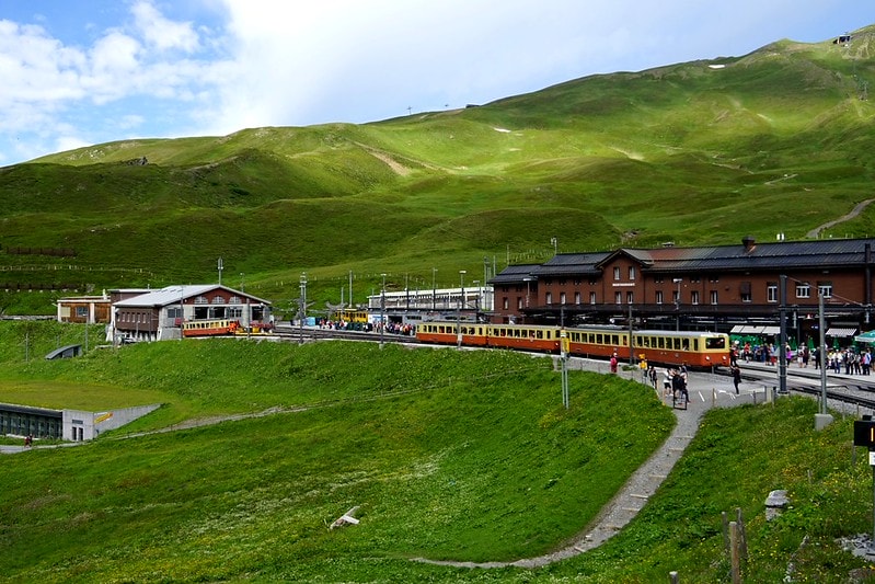 20251102-bq0fh 20251102-bq0fh