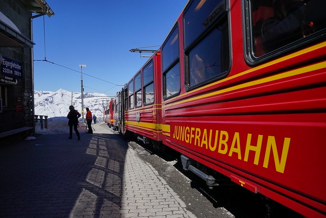 20251102-dza4h 20251102-dza4h