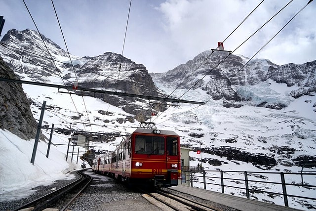 20251102-l1m8k 20251102-l1m8k