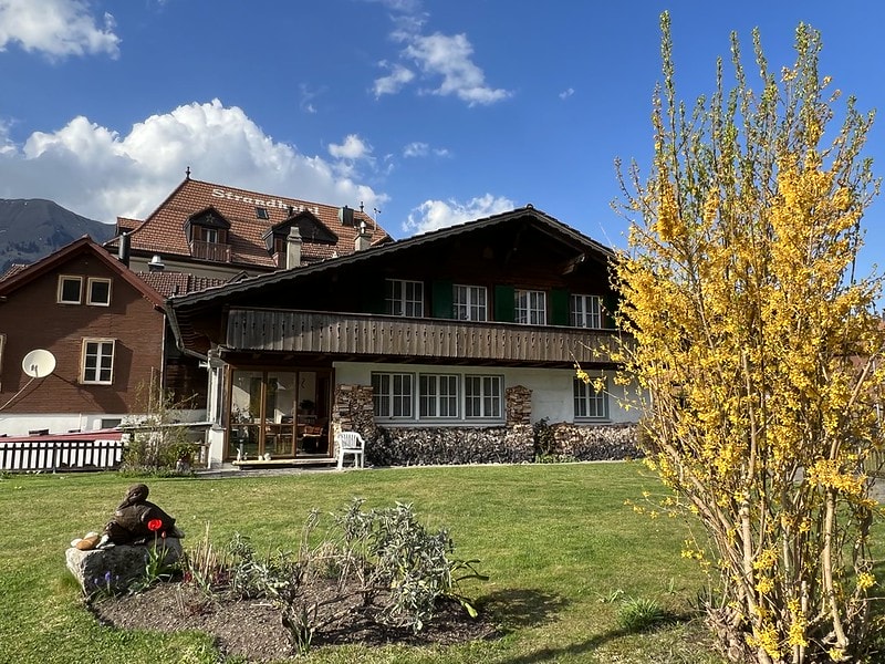 20251102-l4ya8 20251102-l4ya8