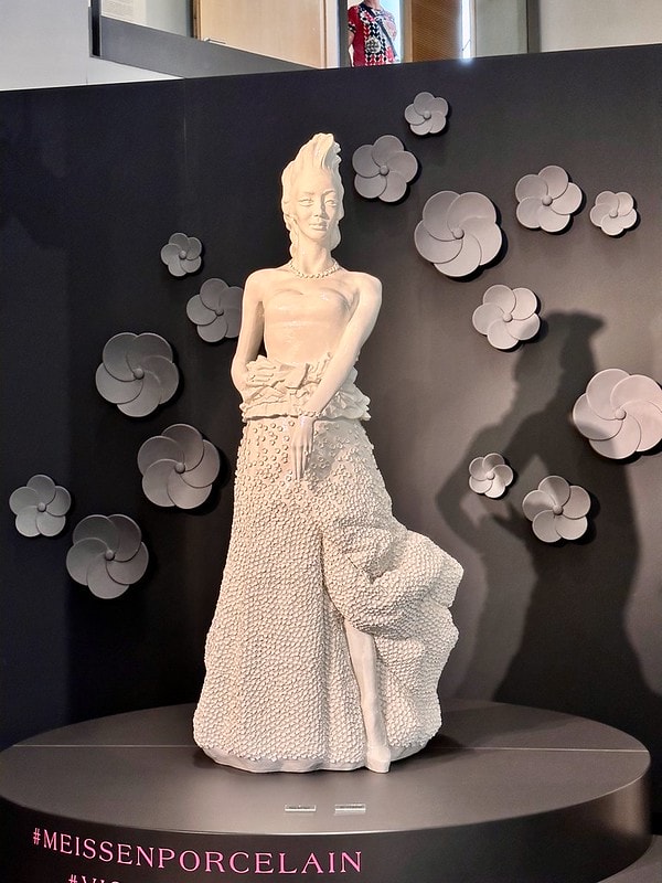 20251102-b2jg6 20251102-b2jg6