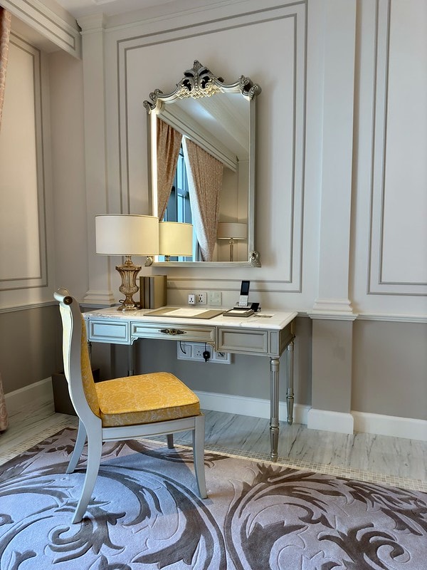 20251102-zw9nn 20251102-zw9nn