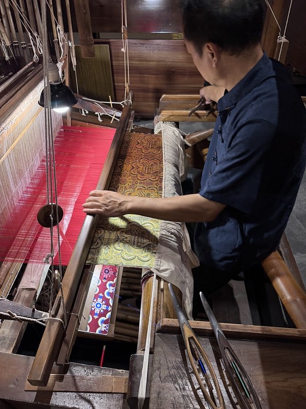 20251102-wy5yp 20251102-wy5yp