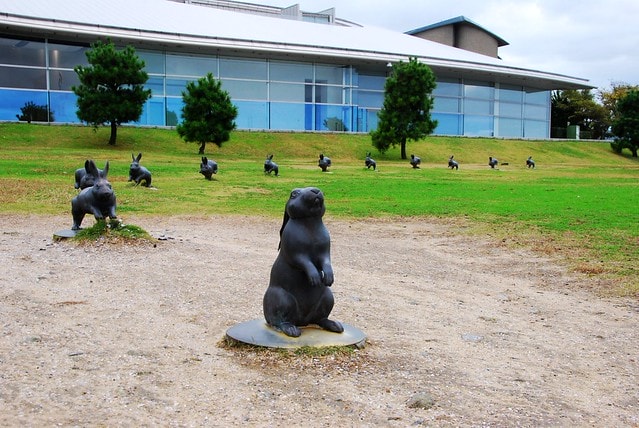 【日本,四國】跟著明星去旅行,林依晨山陰愛戀之旅 ~ 在島根縣立美術館看夕陽,摸幸運兔祈求美好姻緣 - 第25張圖