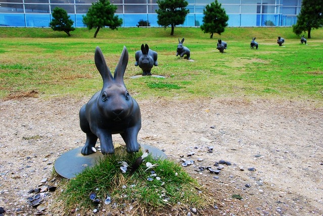 【日本,四國】跟著明星去旅行,林依晨山陰愛戀之旅 ~ 在島根縣立美術館看夕陽,摸幸運兔祈求美好姻緣 - 第27張圖