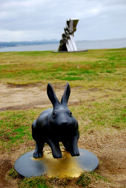 【日本,四國】跟著明星去旅行,林依晨山陰愛戀之旅 ~ 在島根縣立美術館看夕陽,摸幸運兔祈求美好姻緣 - 第5張圖