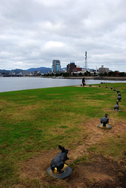 【日本,四國】跟著明星去旅行,林依晨山陰愛戀之旅 ~ 在島根縣立美術館看夕陽,摸幸運兔祈求美好姻緣 - 第23張圖