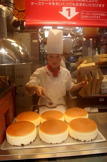 DSC05607 【日本,關西自由行】再訪南海大阪輝聖庭飯店(osaka frasers) &大阪超好吃的美食~ 老爺爺起司蛋糕店(Rikuro) / りくろーおじさんの店 ナンバ本店 – 難波