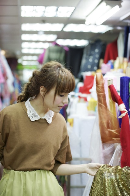 【台灣，台北】帶創作型正妹歌手喬毓明(Ming)逛永樂市場、迪化街…台北城辦年貨的老區域，提前感受台灣中國年；在小藝埕爐鍋喝咖啡聊專輯音樂「明天.Ming Day」