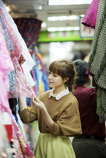 【台灣，台北】帶創作型正妹歌手喬毓明(Ming)逛永樂市場、迪化街…台北城辦年貨的老區域，提前感受台灣中國年；在小藝埕爐鍋喝咖啡聊專輯音樂「明天.Ming Day」