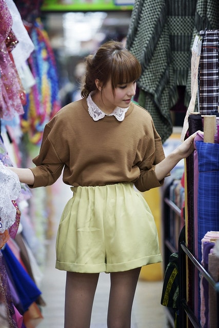 【台灣，台北】帶創作型正妹歌手喬毓明(Ming)逛永樂市場、迪化街…台北城辦年貨的老區域，提前感受台灣中國年；在小藝埕爐鍋喝咖啡聊專輯音樂「明天.Ming Day」