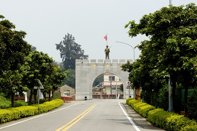 【台灣，離島，金門】古寧頭電瓶車10元帶你遊遍古寧頭戰地文化與體驗生態風光。(漫遊林厝和平紀念廣場→古寧頭戰史館→古戰場播音牆→北山石蚵田→北山聚落→南山聚落→自然溼地中心→雙鯉湖→古龍頭水尾塔)