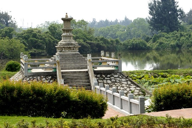 【台灣，離島，金門】古寧頭電瓶車10元帶你遊遍古寧頭戰地文化與體驗生態風光。(漫遊林厝和平紀念廣場→古寧頭戰史館→古戰場播音牆→北山石蚵田→北山聚落→南山聚落→自然溼地中心→雙鯉湖→古龍頭水尾塔)