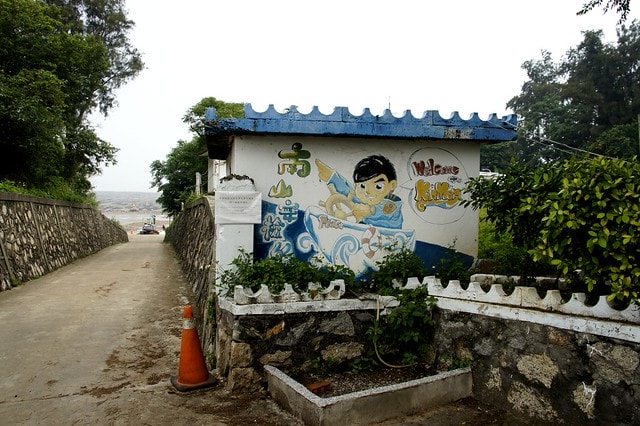 【台灣，離島，金門】古寧頭電瓶車10元帶你遊遍古寧頭戰地文化與體驗生態風光。(漫遊林厝和平紀念廣場→古寧頭戰史館→古戰場播音牆→北山石蚵田→北山聚落→南山聚落→自然溼地中心→雙鯉湖→古龍頭水尾塔)