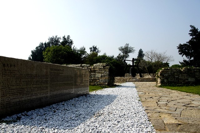 【台灣，離島，金門】古寧頭電瓶車10元帶你遊遍古寧頭戰地文化與體驗生態風光。(漫遊林厝和平紀念廣場→古寧頭戰史館→古戰場播音牆→北山石蚵田→北山聚落→南山聚落→自然溼地中心→雙鯉湖→古龍頭水尾塔)