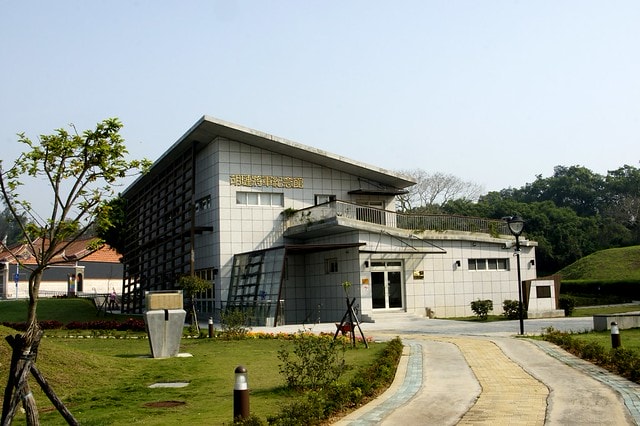 【台灣，離島，金門】古寧頭電瓶車10元帶你遊遍古寧頭戰地文化與體驗生態風光。(漫遊林厝和平紀念廣場→古寧頭戰史館→古戰場播音牆→北山石蚵田→北山聚落→南山聚落→自然溼地中心→雙鯉湖→古龍頭水尾塔)