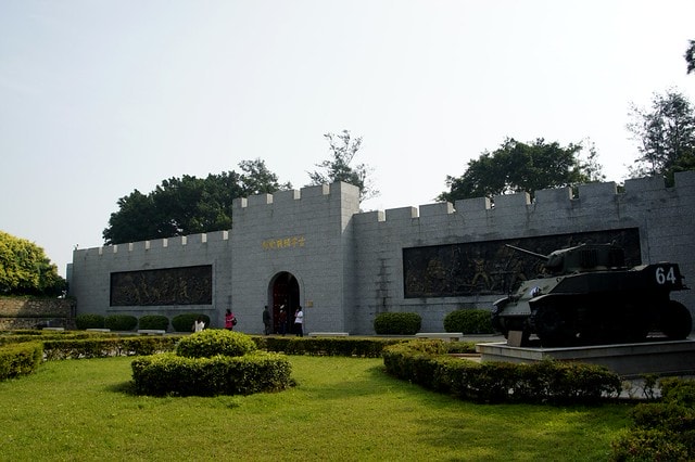 【台灣，離島，金門】古寧頭電瓶車10元帶你遊遍古寧頭戰地文化與體驗生態風光。(漫遊林厝和平紀念廣場→古寧頭戰史館→古戰場播音牆→北山石蚵田→北山聚落→南山聚落→自然溼地中心→雙鯉湖→古龍頭水尾塔)