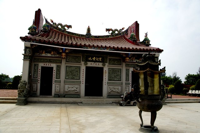 【台灣，離島，金門】古寧頭電瓶車10元帶你遊遍古寧頭戰地文化與體驗生態風光。(漫遊林厝和平紀念廣場→古寧頭戰史館→古戰場播音牆→北山石蚵田→北山聚落→南山聚落→自然溼地中心→雙鯉湖→古龍頭水尾塔)