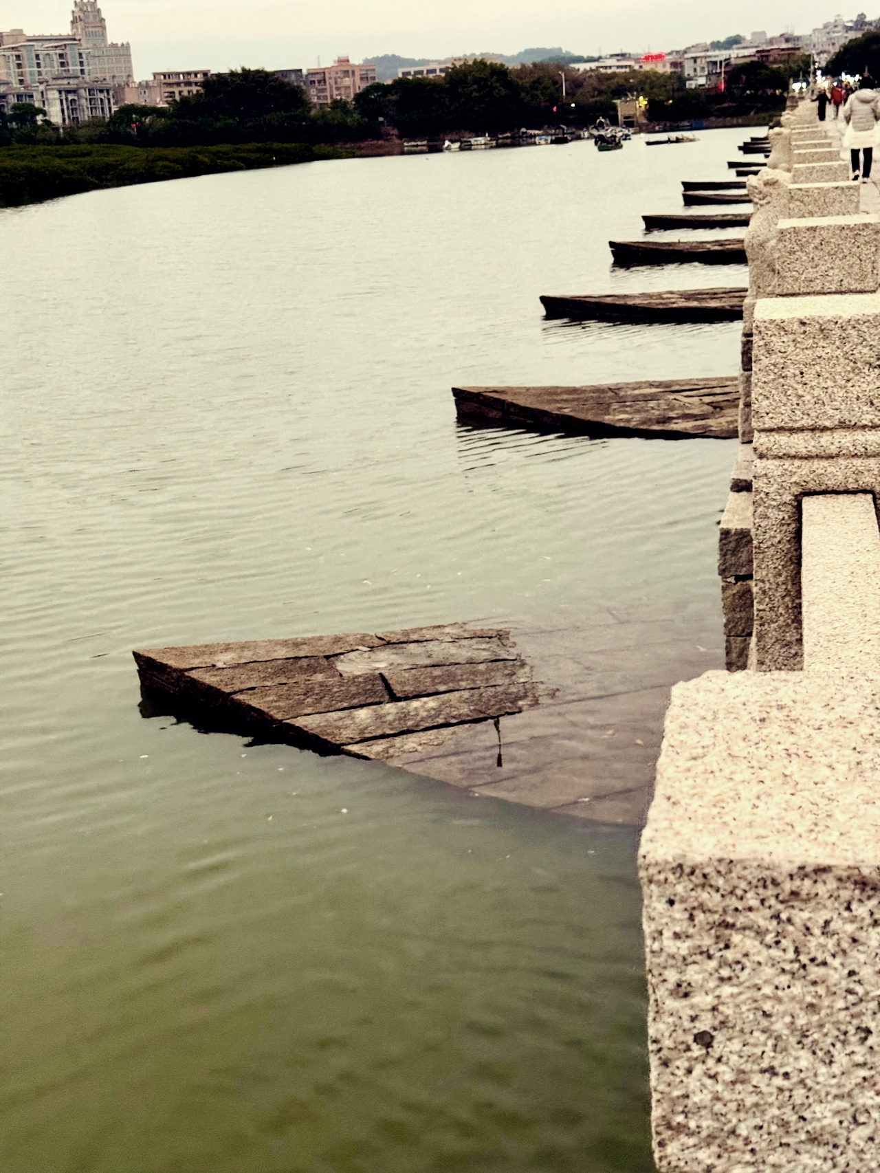 廈門｜泉州｜再訪洛陽橋，在中國第一座跨海大橋上，與千年潮聲相遇。（泉州旅遊景點）