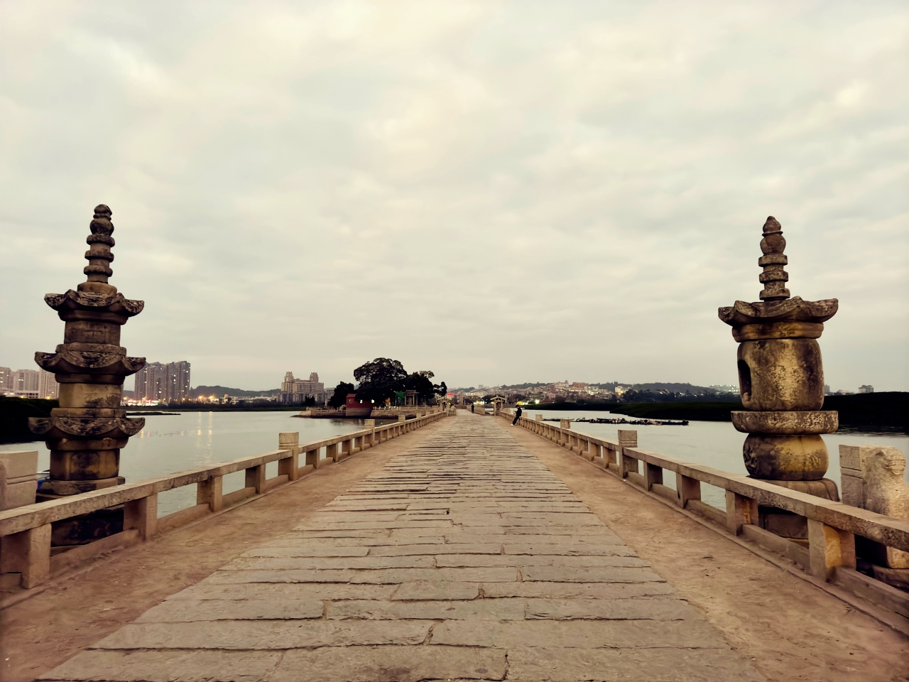 廈門｜泉州｜再訪洛陽橋，在中國第一座跨海大橋上，與千年潮聲相遇。（泉州旅遊景點）