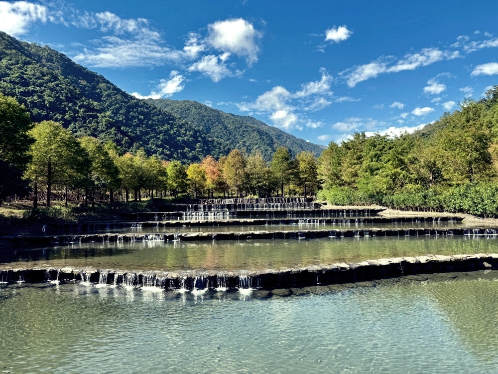 宜蘭落羽松秘境再啟|三層坪農塘重新開放!九層疊瀑湖景美拍、門票預約與最佳觀賞期一次看。(2025/11/28實況分享) - 第3張圖 宜蘭落羽松秘境再啟|三層坪農塘重新開放!九層疊瀑湖景美拍、門票預約與最佳觀賞期一次看。(2025/11/28實況分享)