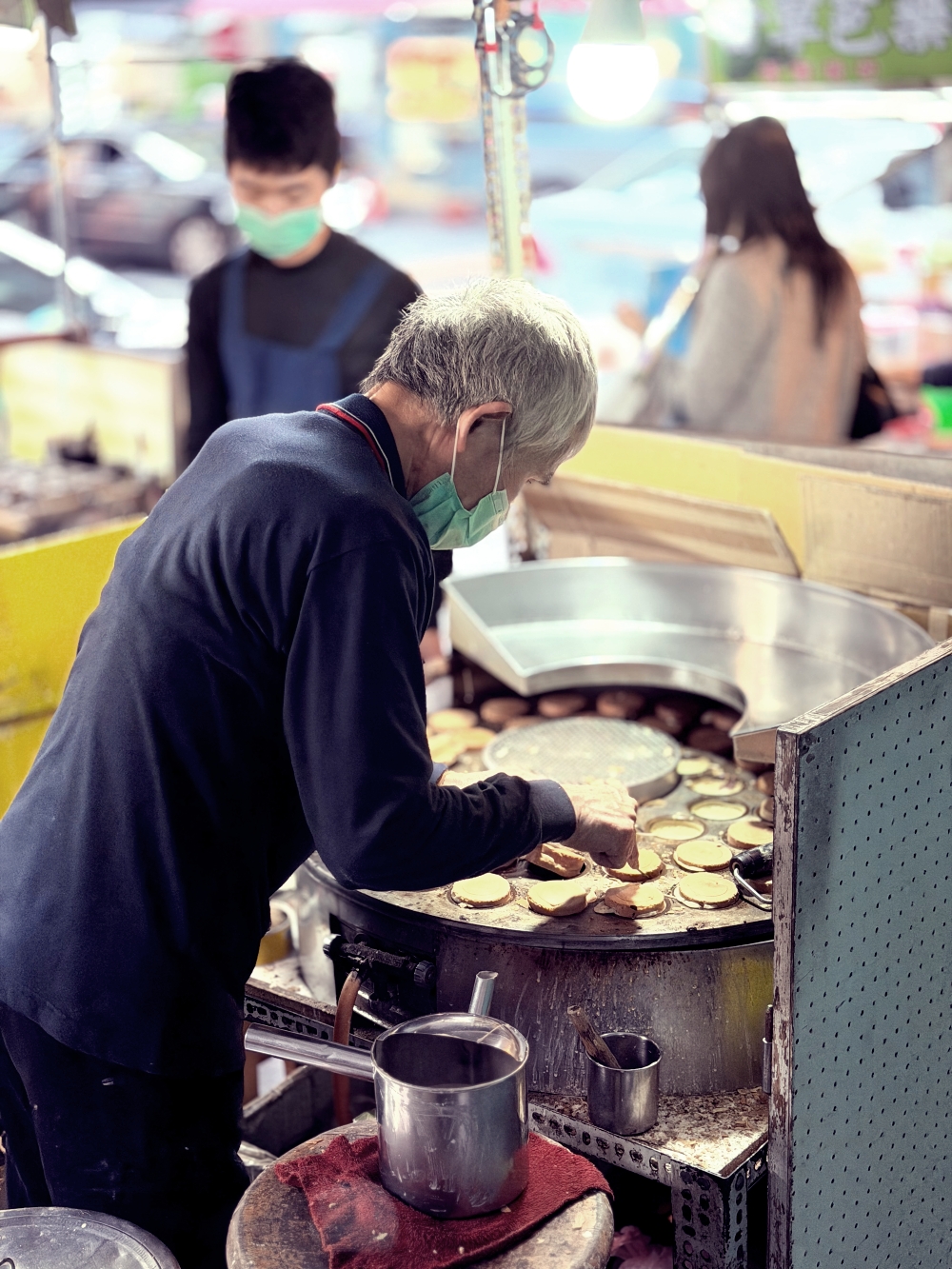 中壢銅板美食｜3 個十元紅豆餅～在火車站旁，被時間留下來的街角下午。（中壢銅板美食）