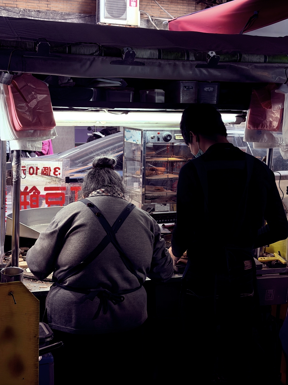 中壢銅板美食｜3 個十元紅豆餅～在火車站旁，被時間留下來的街角下午。（中壢銅板美食）