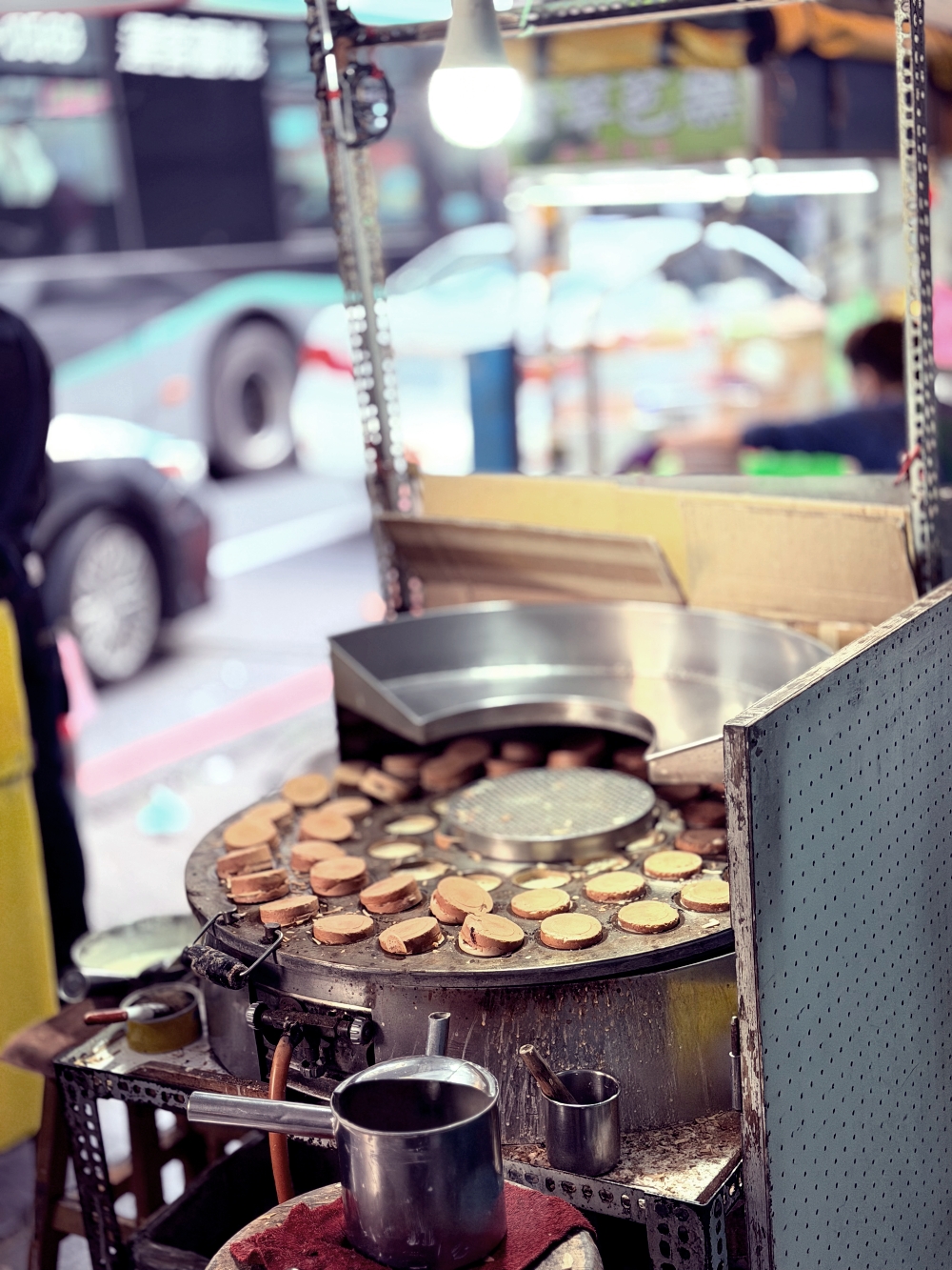 中壢銅板美食｜3 個十元紅豆餅～在火車站旁，被時間留下來的街角下午。（中壢銅板美食）
