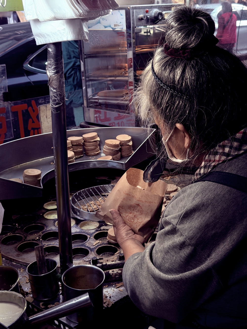 中壢銅板美食｜3 個十元紅豆餅～在火車站旁，被時間留下來的街角下午。（中壢銅板美食）