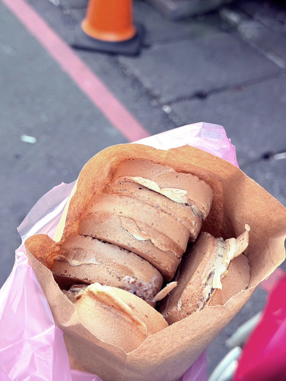 中壢銅板美食｜3 個十元紅豆餅～在火車站旁，被時間留下來的街角下午。（中壢銅板美食）