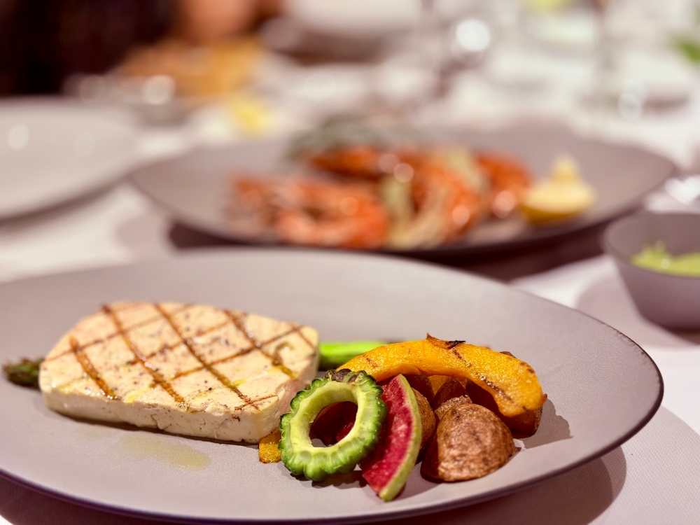 沖繩美食推薦｜海麗客蘭尼沖繩 Halekulani Okinawa 夕陽酒吧＋KINGDOM 牛排餐酒館晚餐＋甜點，用一個完整夜晚收藏沖繩的奢華慢旅。