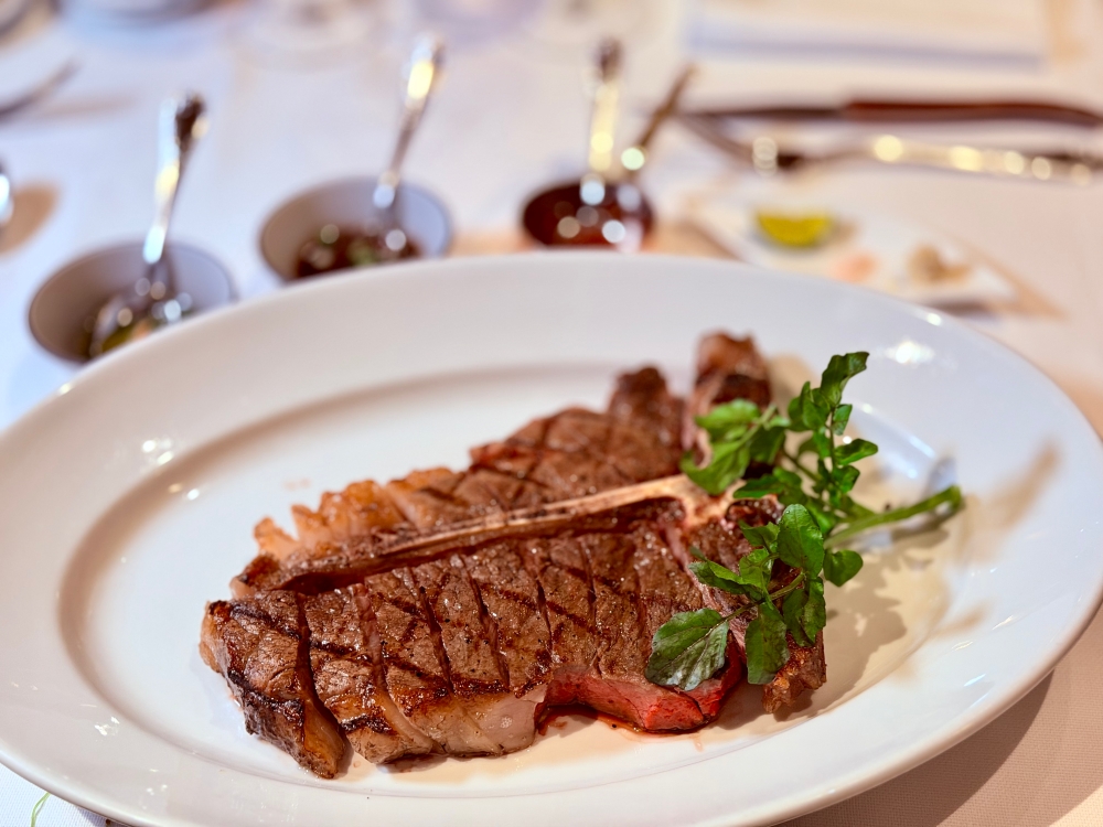 沖繩美食推薦｜海麗客蘭尼沖繩 Halekulani Okinawa 夕陽酒吧＋KINGDOM 牛排餐酒館晚餐＋甜點，用一個完整夜晚收藏沖繩的奢華慢旅。