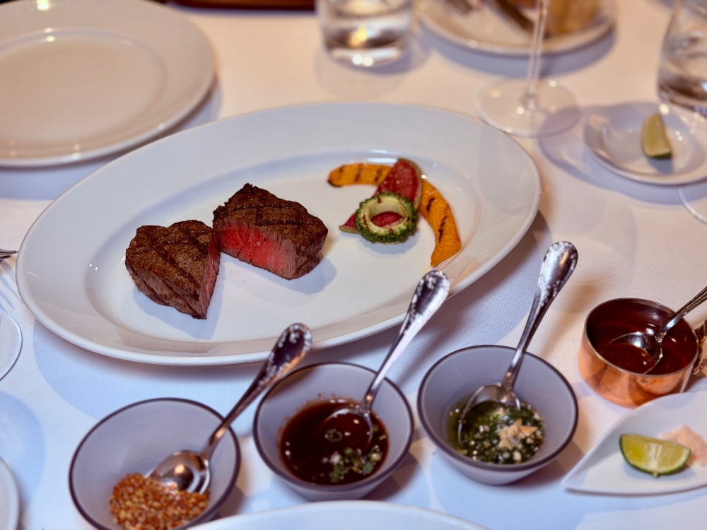 沖繩美食推薦｜海麗客蘭尼沖繩 Halekulani Okinawa 夕陽酒吧＋KINGDOM 牛排餐酒館晚餐＋甜點，用一個完整夜晚收藏沖繩的奢華慢旅。