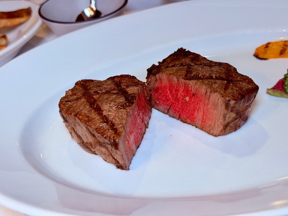 沖繩美食推薦｜海麗客蘭尼沖繩 Halekulani Okinawa 夕陽酒吧＋KINGDOM 牛排餐酒館晚餐＋甜點，用一個完整夜晚收藏沖繩的奢華慢旅。