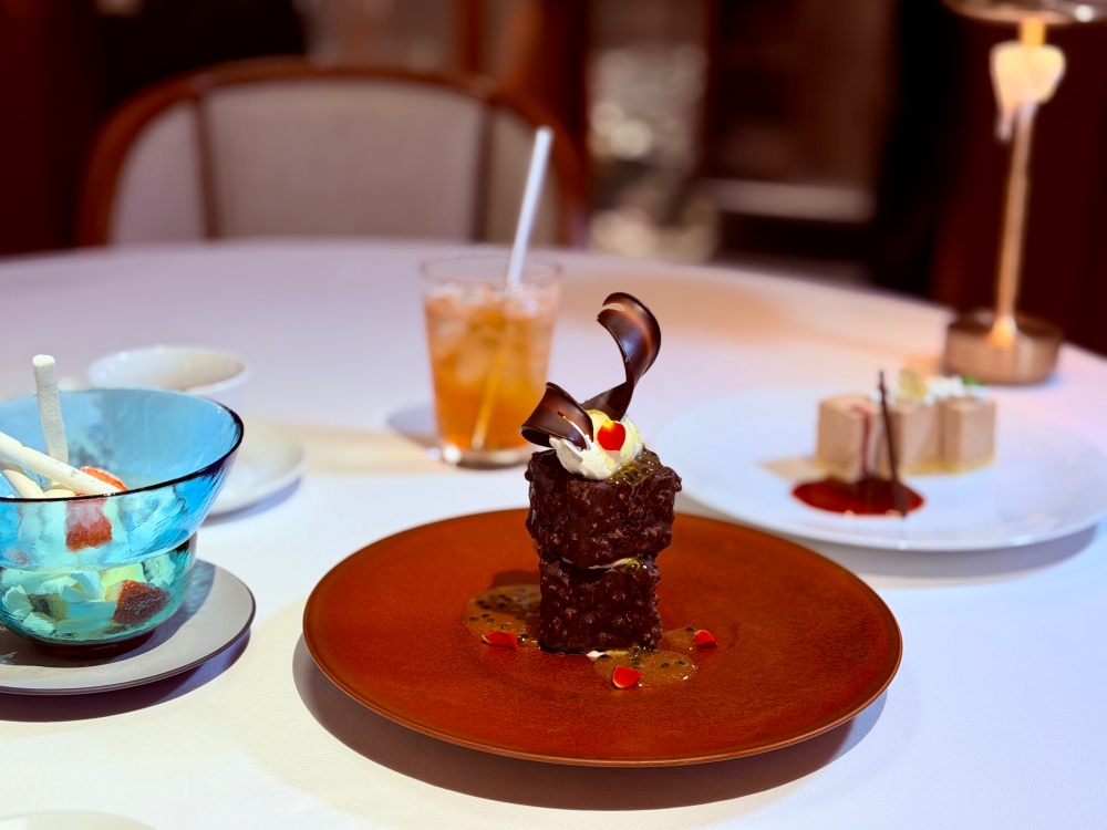 沖繩美食推薦｜海麗客蘭尼沖繩 Halekulani Okinawa 夕陽酒吧＋KINGDOM 牛排餐酒館晚餐＋甜點，用一個完整夜晚收藏沖繩的奢華慢旅。