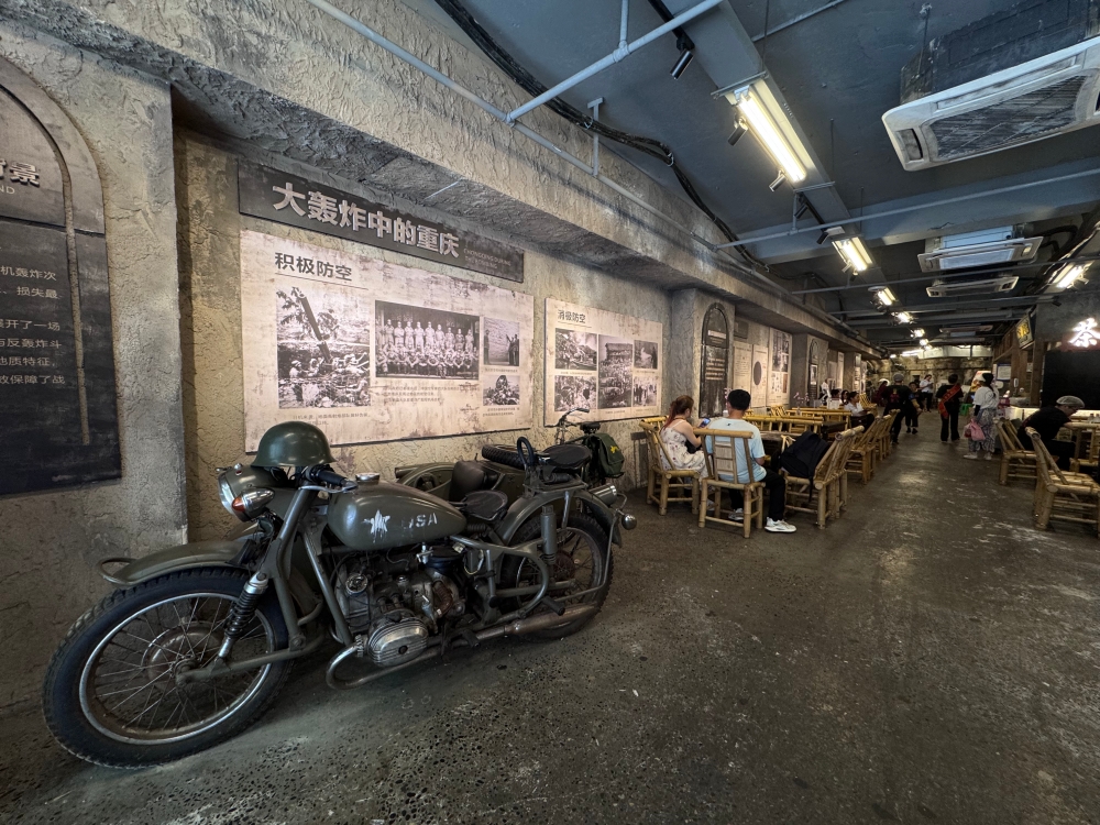 重慶美食｜紅九格老火鍋（解放碑防空洞店）～太熱了，中午躲進防空洞吃九宮格麻辣鍋，18 碗蓋碗菜好豪氣。