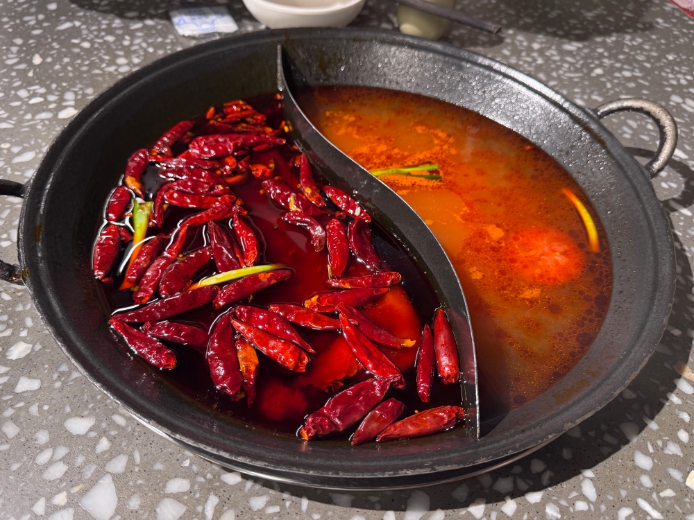 重慶美食｜紅九格老火鍋（解放碑防空洞店）～太熱了，中午躲進防空洞吃九宮格麻辣鍋，18 碗蓋碗菜好豪氣。