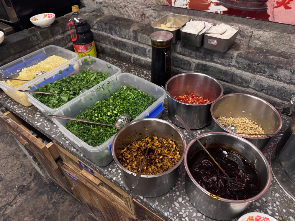 重慶美食｜紅九格老火鍋（解放碑防空洞店）～太熱了，中午躲進防空洞吃九宮格麻辣鍋，18 碗蓋碗菜好豪氣。