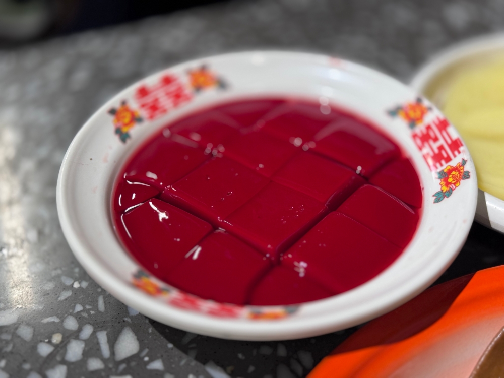 重慶美食｜紅九格老火鍋（解放碑防空洞店）～太熱了，中午躲進防空洞吃九宮格麻辣鍋，18 碗蓋碗菜好豪氣。