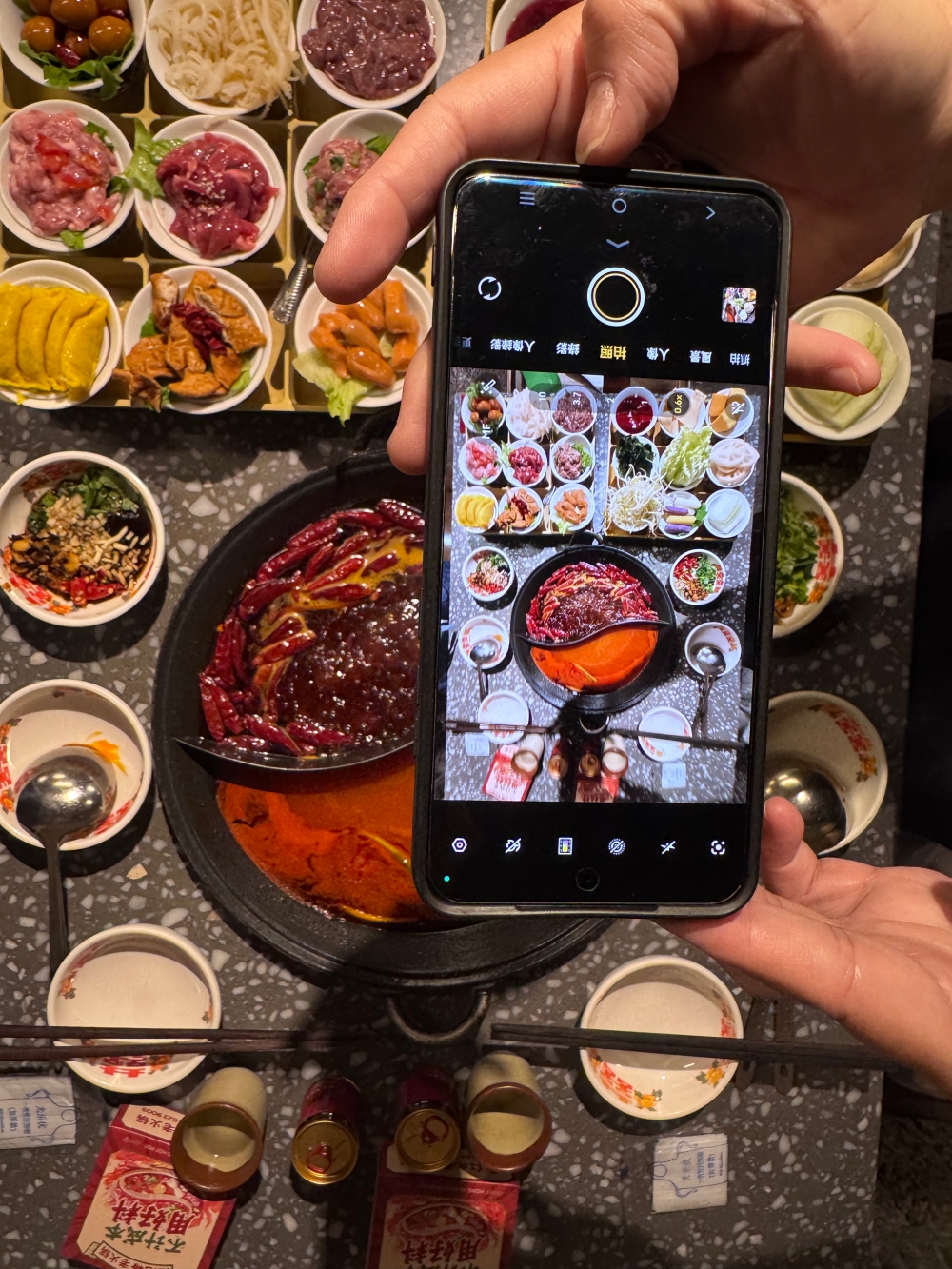 重慶美食｜紅九格老火鍋（解放碑防空洞店）～太熱了，中午躲進防空洞吃九宮格麻辣鍋，18 碗蓋碗菜好豪氣。