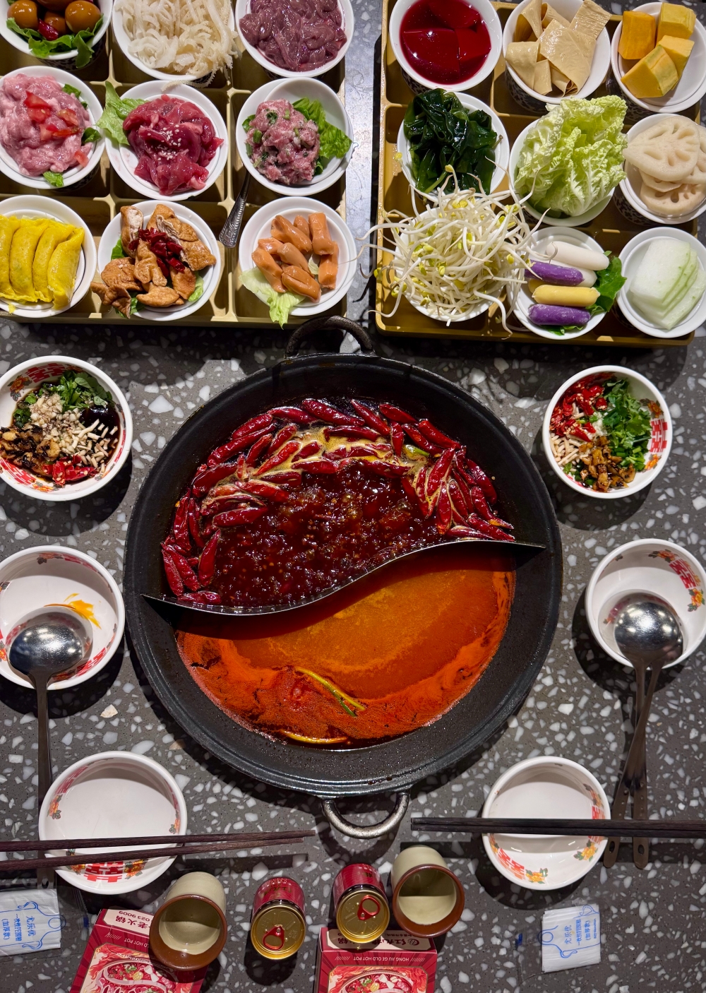 重慶美食｜紅九格老火鍋（解放碑防空洞店）～太熱了，中午躲進防空洞吃九宮格麻辣鍋，18 碗蓋碗菜好豪氣。