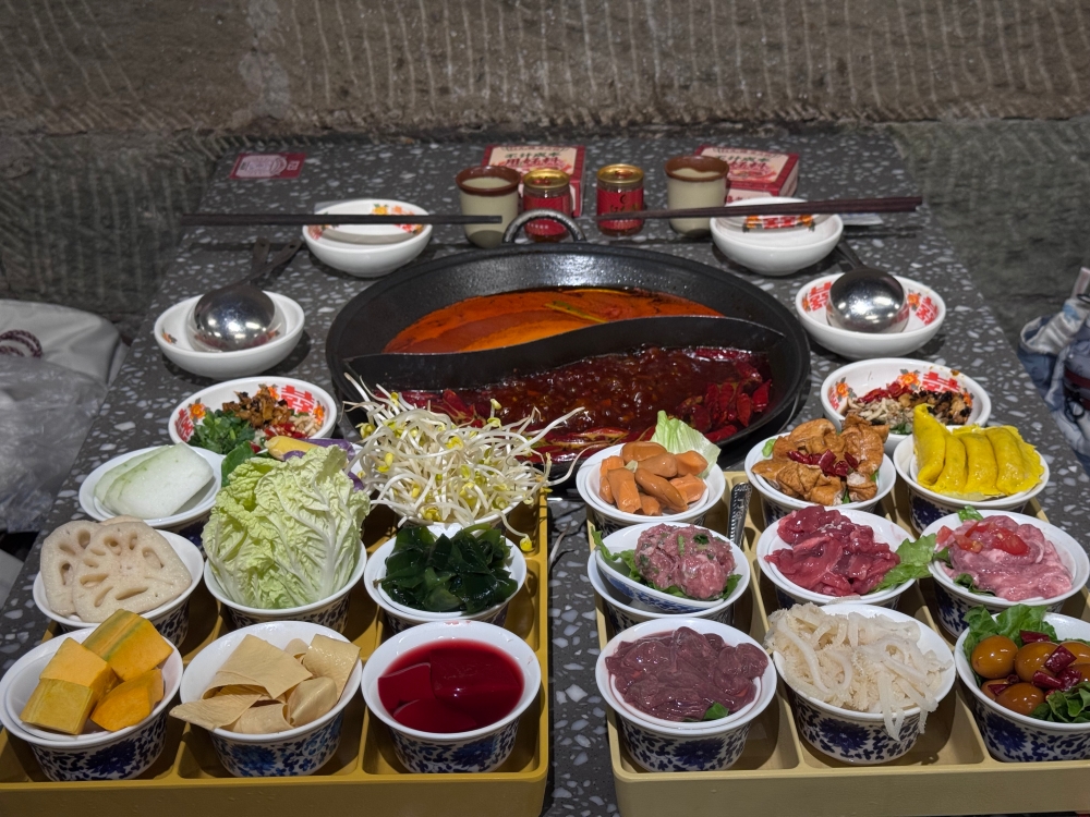 重慶美食｜紅九格老火鍋（解放碑防空洞店）～太熱了，中午躲進防空洞吃九宮格麻辣鍋，18 碗蓋碗菜好豪氣。