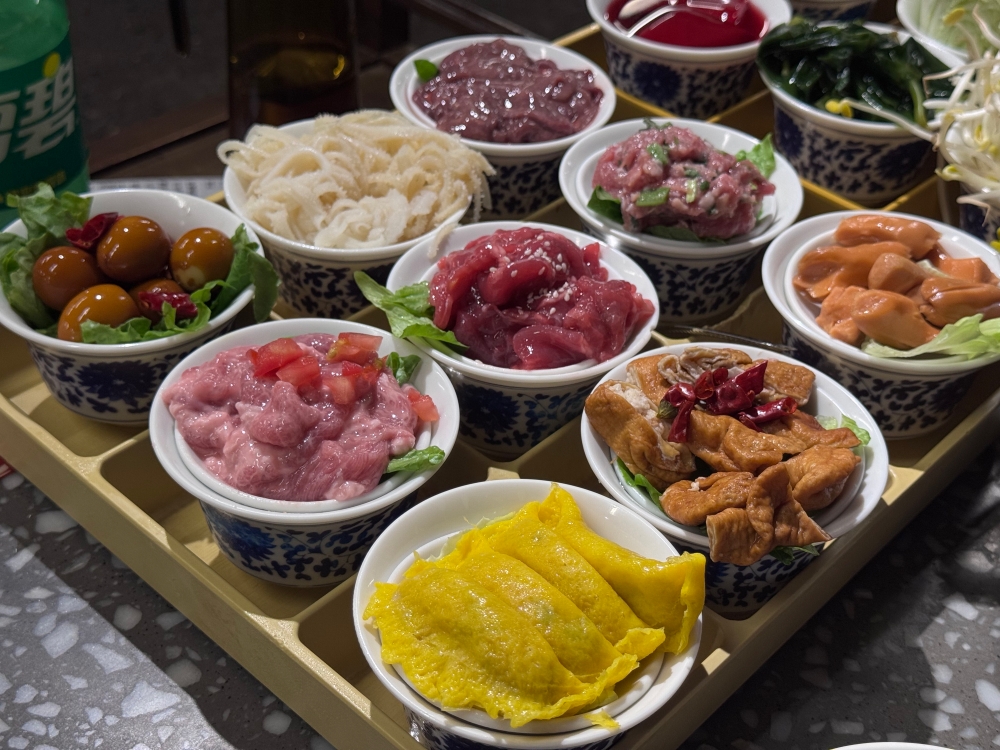 重慶美食｜紅九格老火鍋（解放碑防空洞店）～太熱了，中午躲進防空洞吃九宮格麻辣鍋，18 碗蓋碗菜好豪氣。