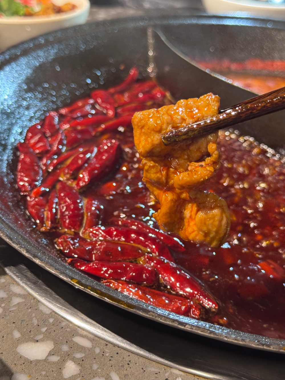 重慶美食｜紅九格老火鍋（解放碑防空洞店）～太熱了，中午躲進防空洞吃九宮格麻辣鍋，18 碗蓋碗菜好豪氣。