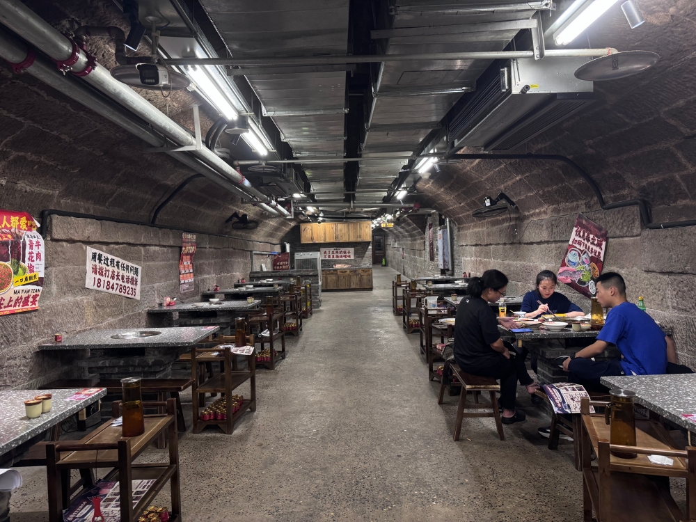 重慶美食｜紅九格老火鍋（解放碑防空洞店）～太熱了，中午躲進防空洞吃九宮格麻辣鍋，18 碗蓋碗菜好豪氣。
