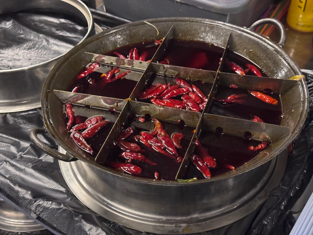 重慶美食｜紅九格老火鍋（解放碑防空洞店）～太熱了，中午躲進防空洞吃九宮格麻辣鍋，18 碗蓋碗菜好豪氣。