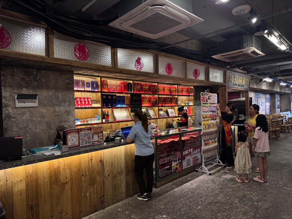 重慶美食｜紅九格老火鍋（解放碑防空洞店）～太熱了，中午躲進防空洞吃九宮格麻辣鍋，18 碗蓋碗菜好豪氣。