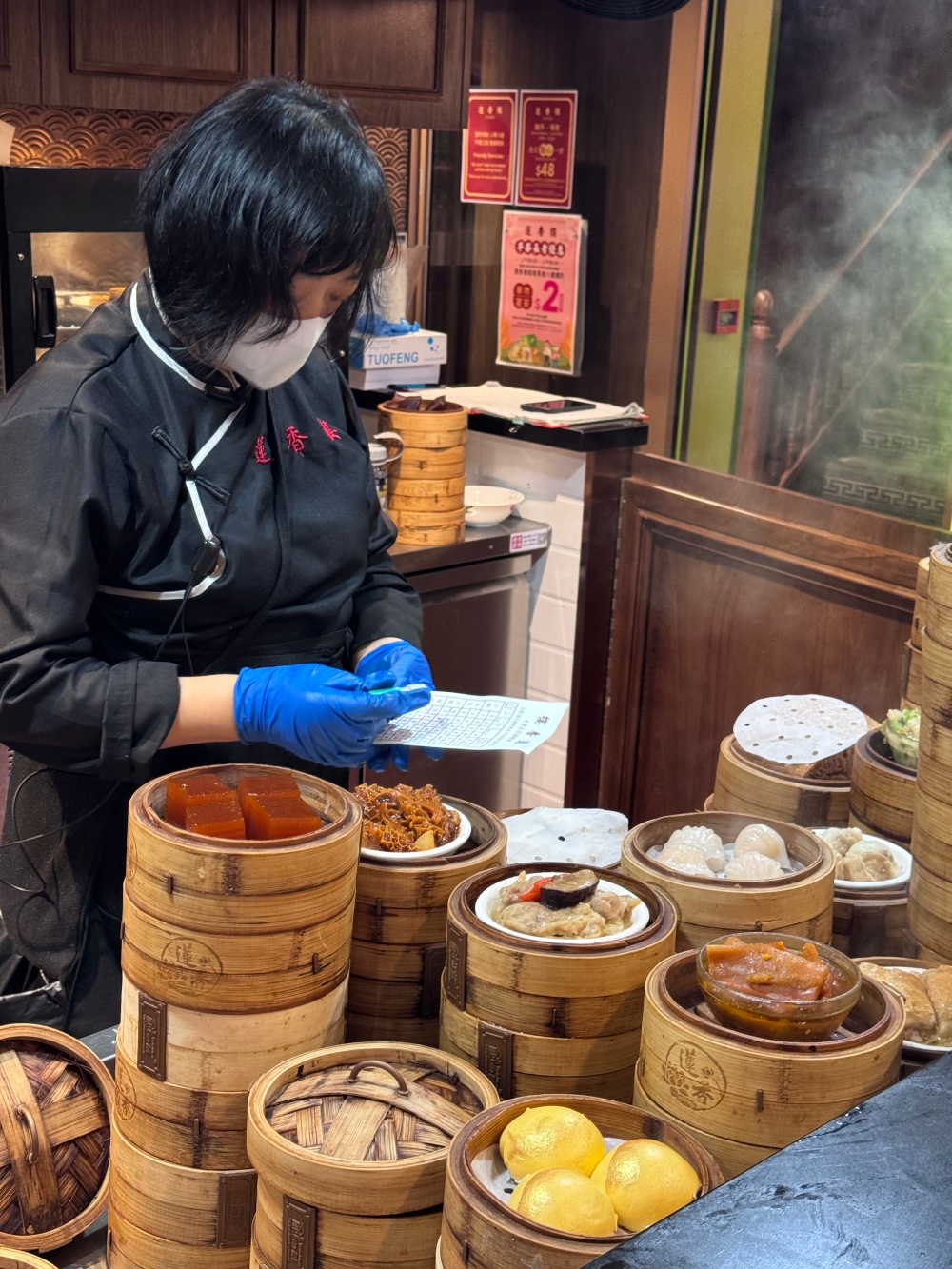 香港飲茶老字號推薦｜香港蓮香樓 Lin Heung Tea House ~推車點心 × 丸仔翅，一壺茶裡的老香港日常。