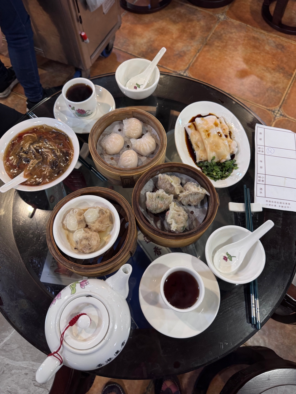 香港飲茶老字號推薦｜香港蓮香樓 Lin Heung Tea House ~推車點心 × 丸仔翅，一壺茶裡的老香港日常。