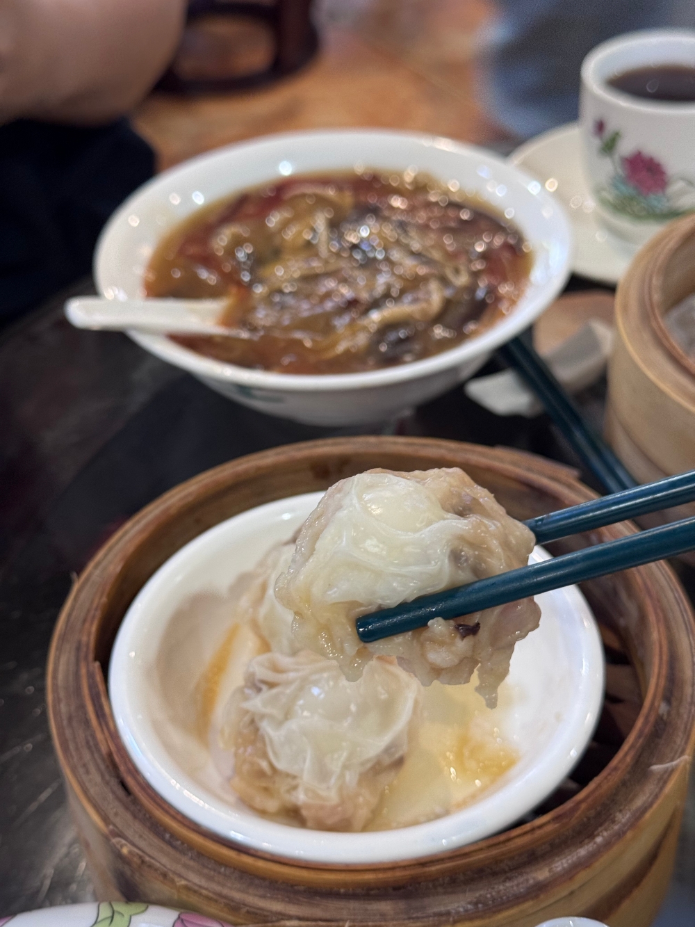 香港飲茶老字號推薦｜香港蓮香樓 Lin Heung Tea House ~推車點心 × 丸仔翅，一壺茶裡的老香港日常。